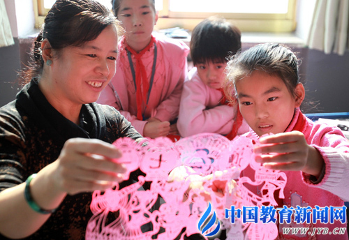 吉林省延吉市:少年宫里学剪纸 - 中国教育装备